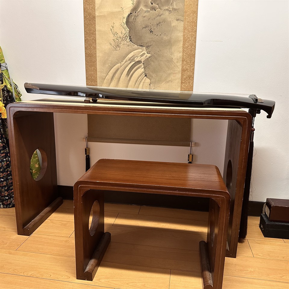 A qin on its table